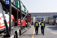 <b>港珠澳大桥珠海公港口进出口总值破万亿</b>